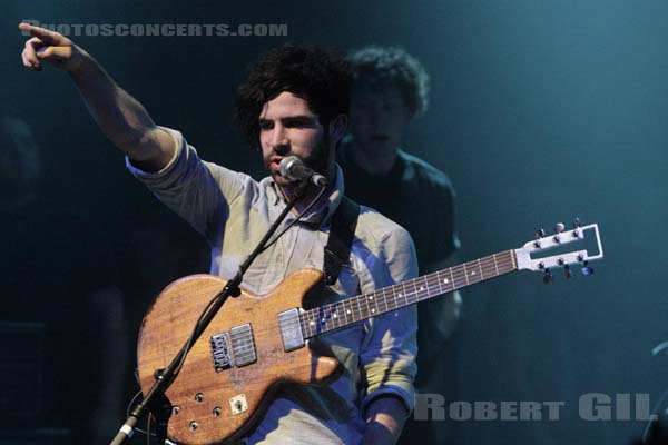 FOALS - 2008-11-15 - PARIS - La Cigale - Yannis Philippakis - Walter Gervers